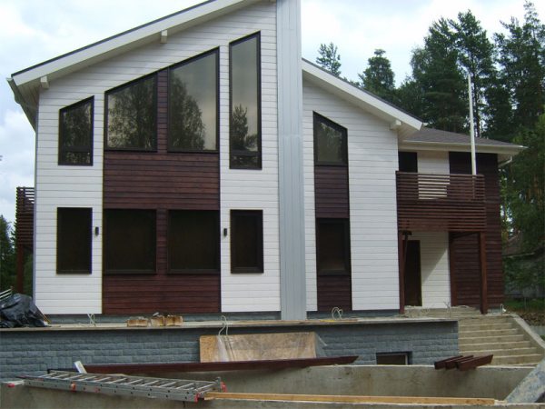 Качественная окраска дома из клееного бруса: фасадные работы и внутренняя отделка