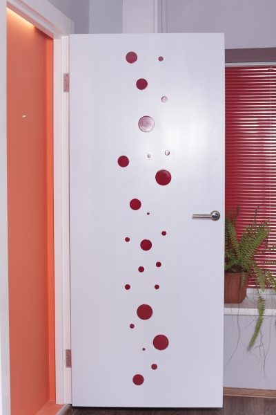 Окраска межкомнатных дверей: особенности выбора материалов и проведения работ