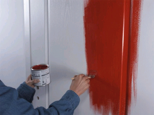 Покраска межкомнатных дверей: удаление старой отделки термическим и механическим методами, нанесение малярного скотча и окрашивание