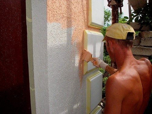 Покраска дома короедом – особенности проведения данного вида отделки