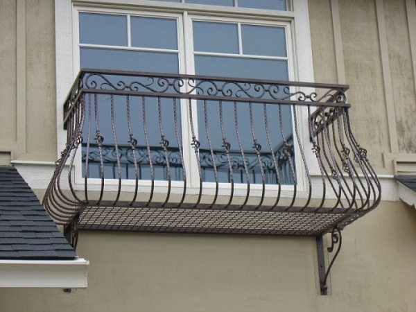 Покраска балкона: защищаем элементы конструкции от разрушения
