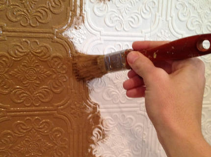 Покраска стен после обоев и по ним: что для этого нужно