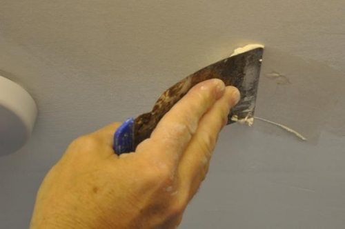 Покраска стен водоэмульсионной краской: снятие старой отделки смывкой или феном, шпаклевка дефектов, работа валиком или краскопультом