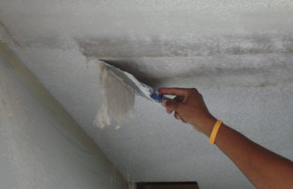 Потолок в панельном доме — как его покрасить?