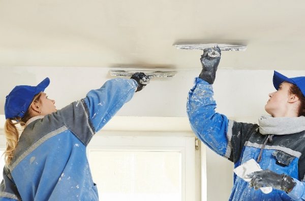 Потолок в панельном доме — как его покрасить?