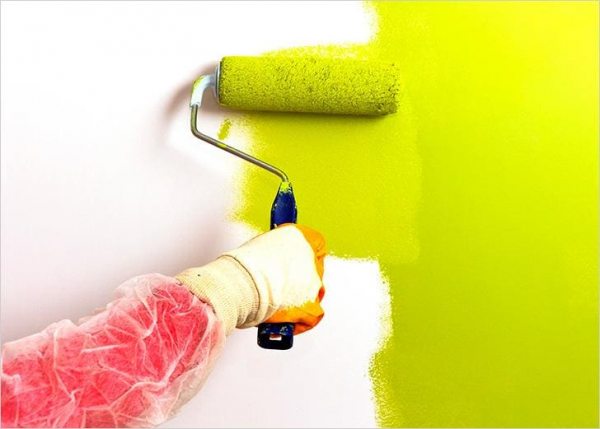 Техника покраски стен без разводов  и следов: как правильно покрасить водоэмульсионной и иными красками с помощью валика