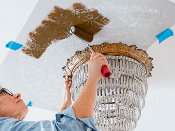 Как покрасить потолок своими руками?