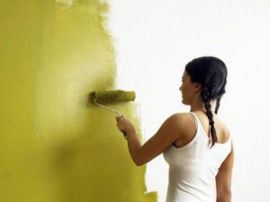 Водоэмульсионная глянцевая или акриловая краска для стен: покраска своими руками разными цветами в интерьере водно-дисперсионной основой