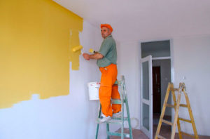 Покраска стен после подготовительных работ по оштукатуриванию своими руками:  выбор краски, грунта и последовательность работ поэтапно