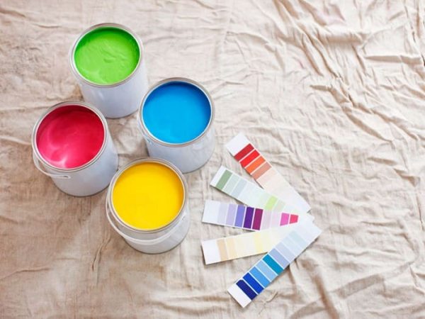 Водоэмульсионная глянцевая или акриловая краска для стен: покраска своими руками разными цветами в интерьере водно-дисперсионной основой