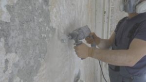 Что нужно для механического и химического способа снятия старой масляной краски с бетонных стен: как ее быстрее удалить