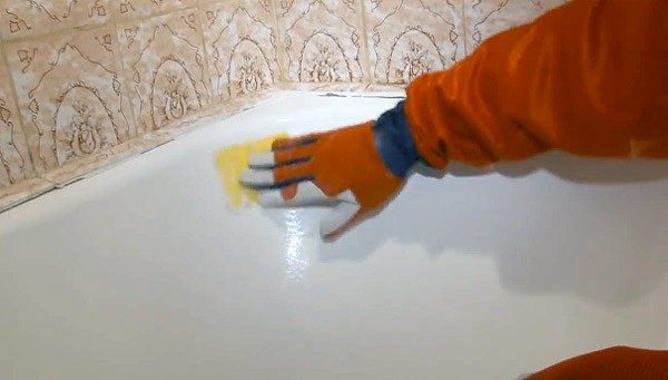 Как выполняется покраска ванной эмалью