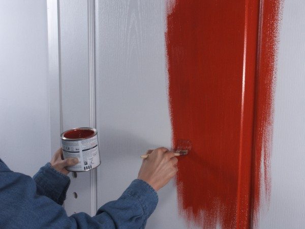 Как выполняется покраска дома из оцилиндрованного бревна