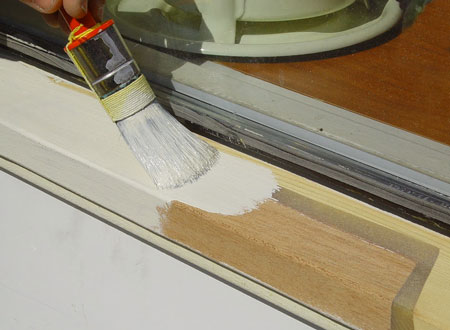 Как выполняется покраска деревянных окон