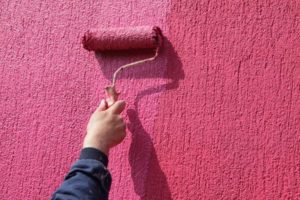 Как наносить структурную и объемную краску для стен своими руками с эффектом шероховатости и бетона, под камень или воск, с фактурой мелких хлопьев и глубокими рельефами?