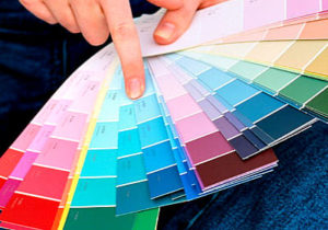 Каким цветом красить стены в квартире, используя разнообразные краски и палитры колеров серого, синего, фиолетового или зеленого?