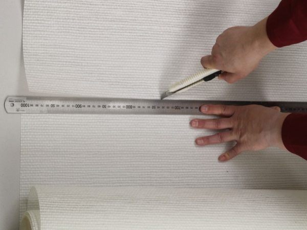 Как клеить стеклохолст под покраску на ровные стены: применение стекловолокнистой паутинки, варианты поклейки