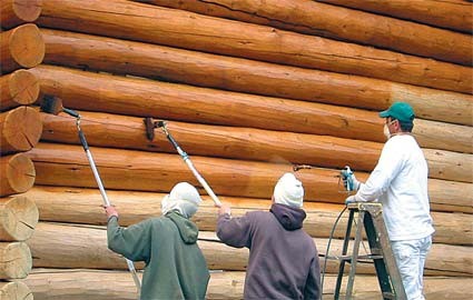 Как выполняется покраска деревянного дома