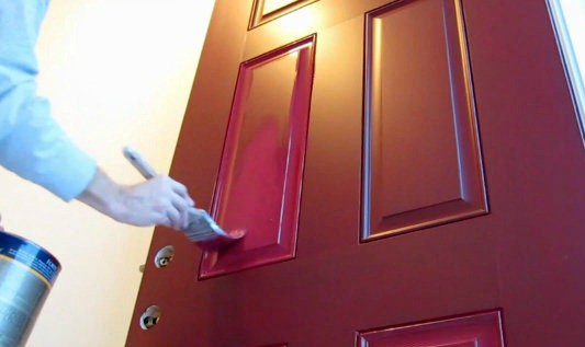 Как снять старую краску с двери и покрасить ее своими руками