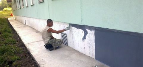 Чем покрасить фундамент дома и как это сделать правильно