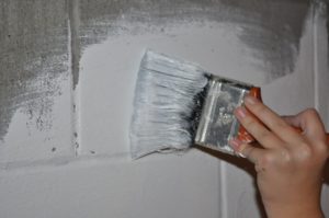 Как красить водоэмульсионной краской стены: от выбора до нанесения