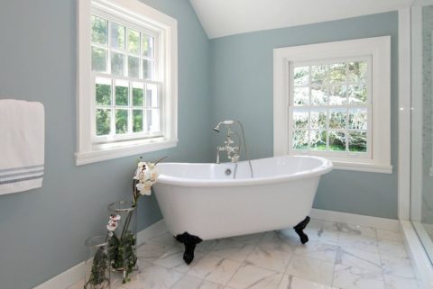 Какой краской лучше красить стены в ванной, и как это правильно сделать