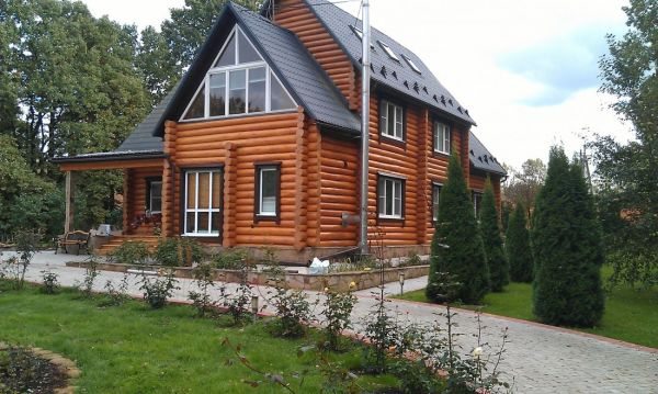 Чем покрасить деревянный дом снаружи: инструкция