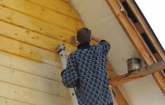 Чем покрасить деревянный дом снаружи: инструкция