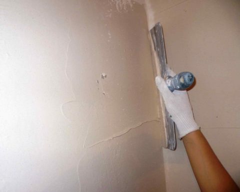 Какой краской лучше красить стены в квартире, и как это правильно сделать