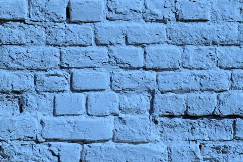 Чем покрасить кирпичную стену: два варианта безупречного ремонта