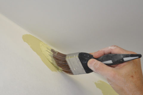 Какой краской лучше красить стены в ванной, и как это правильно сделать
